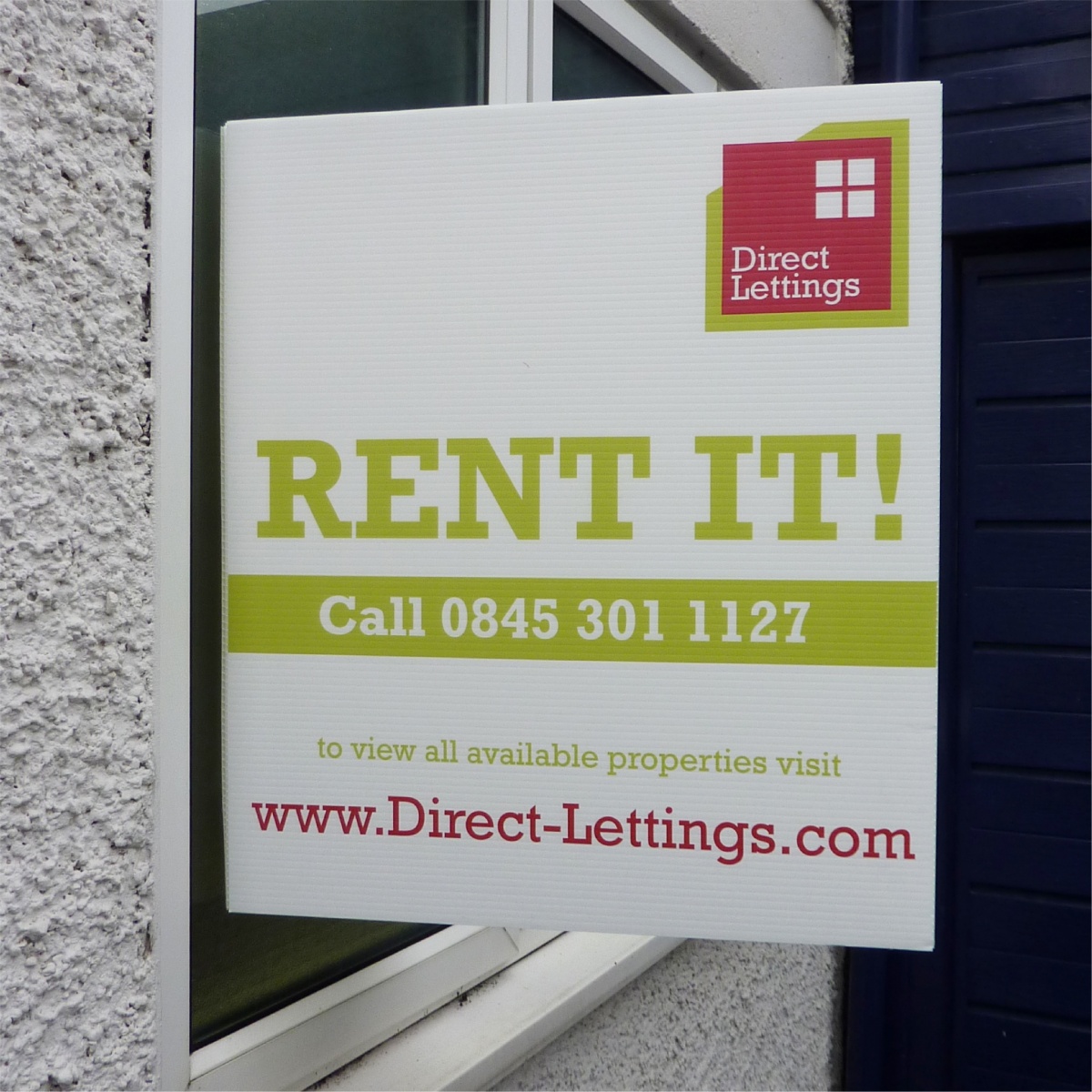 correx board attached to a window advertising a rental property