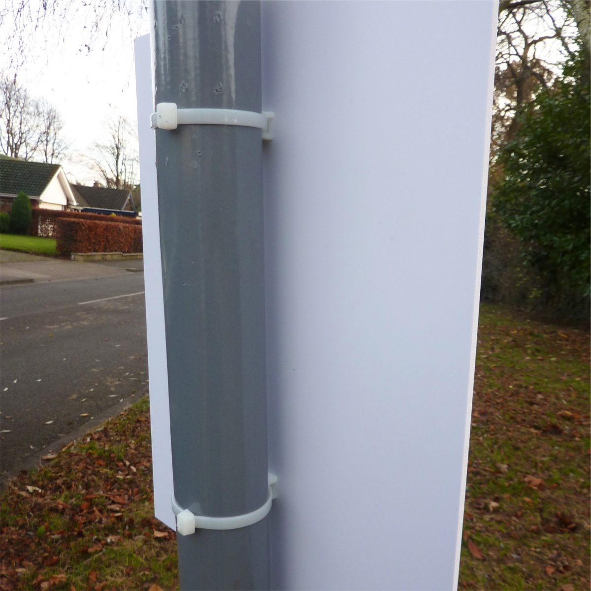 close up of how a cable tie post mounted sign is fixed